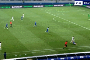 体毛越位！三镇扳回一城，边裁举旗&VAR划线认定越位在先