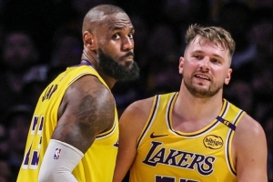 史上仅2人生涯常规赛&季后赛都场均27+7+7：詹姆斯和东契奇