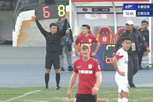 差点换错人！四官换人时号码放错，贝里奇一脸疑惑