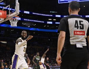 詹姆斯投篮被打手为何不犯规？哈达威扣进没得分是咋回事？