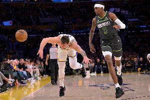 暴打小后卫麦丹13中11狂轰25分 4个前板抢爆湖人禁区