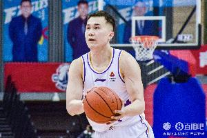 得分差很多！张帆常规赛场均12.4分2.5板2.5助 季后赛场均7.5分