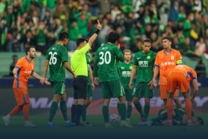 东体：泰山近两年踢强队总是输，1-6惨败显然不只是红牌可以解释