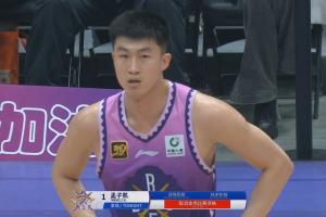 孟子凯拉拽曾凡博被吹违体+此前技犯 被取消本场比赛资格！