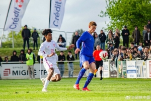 我要做追风的英雄，一步一步往前走