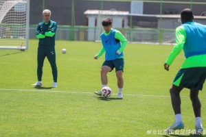 恩加德乌参与全队合练，斯帕吉奇场边慢跑