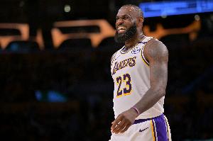 詹姆斯季后赛单场砍下20+10+5 季后赛历史40岁首人