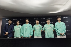 LNG赛后群访 教练：队伍人员变动后还在磨合 收官战要认真对待