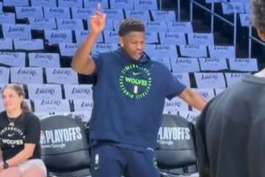 略显轻松！爱德华兹热身时投进半场三分 随后在场边劲舞