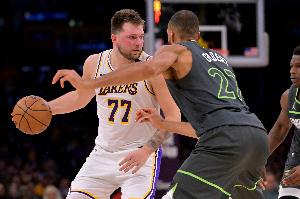 上半场湖人14次犯规&罚球13罚全中 森林狼13犯&14罚11中