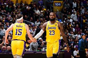 詹姆斯：自己做不到的事就不能要求队友去做 我对自己有同等要求