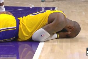 兰德尔上篮命中后甩手打到詹姆斯脸部 后者痛苦捂脸倒地