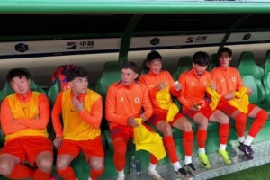 记者晒泰山替补席：都是些稚嫩的面孔 泰山的未来谁能撑起来