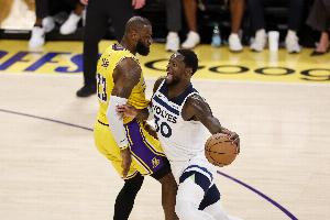 反直觉！兰德尔G2面对詹姆斯防守8中6 面对东契奇防守5中1