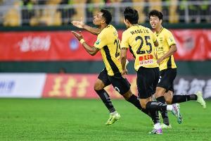 足球报：广州豹紧跟第一梯队，对石家庄、铜梁龙结果可能影响目标