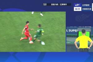张稀哲蹬踏犯规，主裁回看后出示直红将其罚下