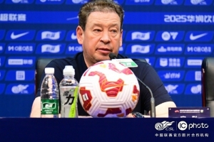 斯卢茨基：很意外泰山在前场逼抢力度有所减弱，并且退防的有些深