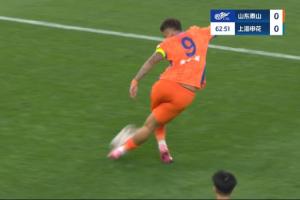 太秀了！克雷桑边路连过三人插花脚传中，谢文能头球冲顶偏出！