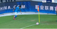 战术角球！卡尔采夫第84分钟远射贴地斩，新鹏城1-1扳平英博