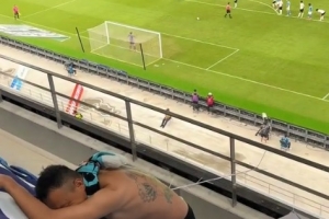 真不敢看！大连远征球迷背对球场，不敢直视马莱莱主罚点球