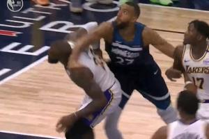 戈贝尔抢板肘击詹姆斯后颈詹姆斯非常愤怒！戈贝尔一级恶犯！