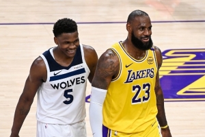 狼王爱德华兹上半场9中6砍19+4+4 第二节3中3砍10分带队反超