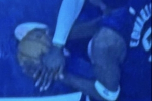 网友喊话老詹：球-手-手腕-胳膊可都是一体 镜头可拍下来了