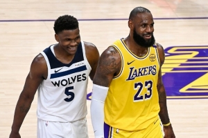 爱德华兹：湖人最后时刻已筋疲力尽 我只是努力保持节奏&继续前进