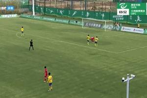 活久见！中乙球童翻过广告牌连滚数圈，主裁向客队热身球员出红牌