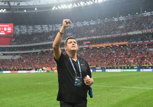 足球报：梅州主帅称球队没坚持打法，莫里斯伤情需看恢复情况