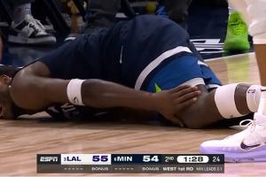 詹姆斯飞身扑抢压到华子腿部 后者捂膝盖痛苦倒地&休息后重回赛场