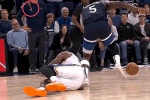 詹姆斯压华子腿这下 慢镜头显示患癌小球迷送他的手环也给拽飞了