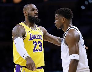 詹姆斯认为最后的切球属于“球手一体”可惜这次并不适用