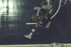 詹姆斯不同意关键切球被改判犯规：球手一体 他们总是这么说