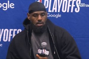 詹姆斯谈发球失误：我在找处于空位的人 所有人都跑到前场去了