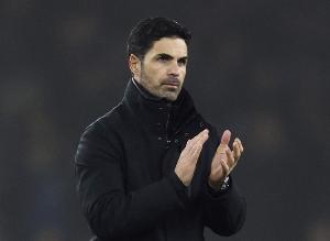 在欧冠半决赛首回合主场失利的情况下，历史上仅两队完成逆转