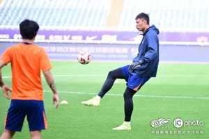 踩场掠影 球队完成在济南奥体中心体育场的踩场训练