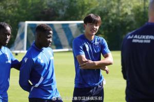 加油！17岁魏祥鑫抵达欧塞尔完成首堂试训，未来三周随B队训练
