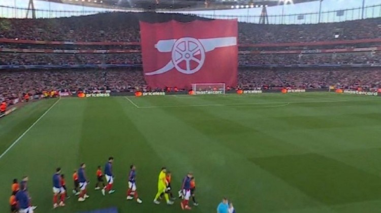 球迷吐槽枪手TIFO：吓不倒任何人的空包弹 下周巴黎给你开开眼界