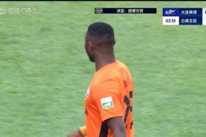 玉昆险些带球进场！奥斯卡开场1分钟破门，VAR介入判越位