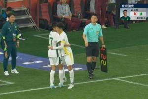 伤不起啊！国安队长王刚第21分钟伤退，吴少聪替补登场