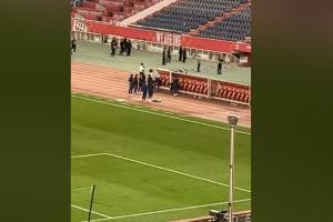 多名博主现场拍到崔康熙赛后仍坐在替补席上，久久不愿离去