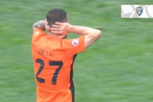 韩子龙进球后“堵耳朵”+铲球领黄，大连主场数万人集体大骂