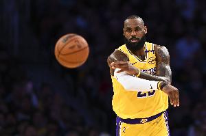 詹姆斯合计打过18次季后赛 三次首轮出局都是在湖人