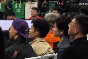 支持家乡球队！郑智现场观战CBA半决赛辽宁vs广厦G3