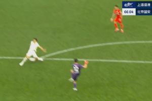 送给你都吐！海港门将陈威超巨失误送礼，张源单刀射门被挡出