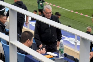 考察谁呢？记者：国足主教练伊万现场观战大连英博vs云南玉昆