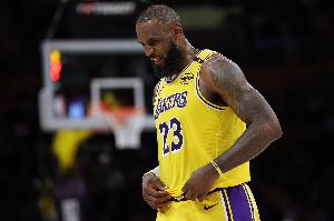 绝境詹！詹姆斯生涯生死战15胜13负 场均33.5分10.4板7.5助1.8断