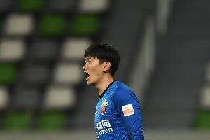 记者：颜骏凌左脚踝受到撞击无法坚持，将拍片确认具体伤情