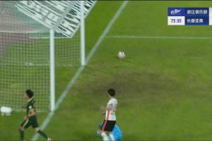 立功心切！王钰栋一路爆趟生吃亚泰后卫，推射偏出远端立柱